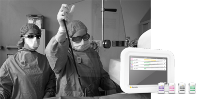 2 surgeons checking the RaySafe i3